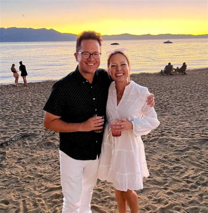 Brian Fichera proposed Dylan Dreyer with roses and two champagne bottles. How did Brian proposed Dylan for marriage?