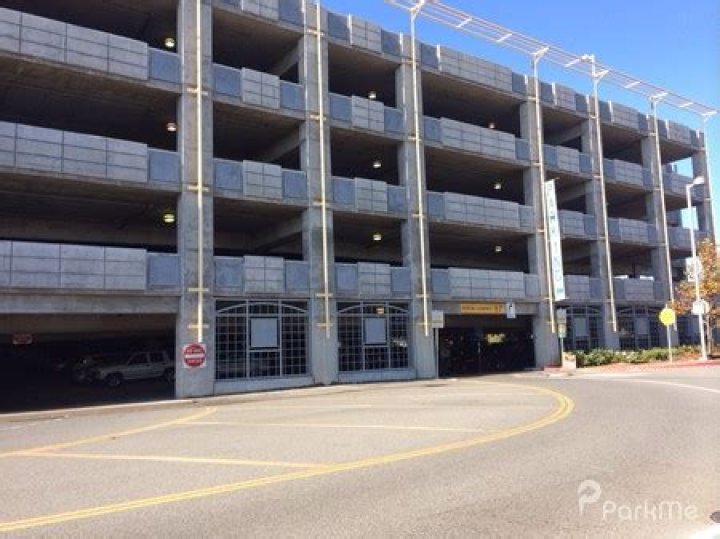 Does Millbrae BART parking fill up?