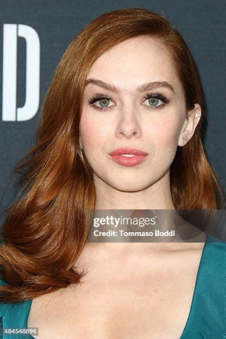 Elizabeth McLaughlin photo 3