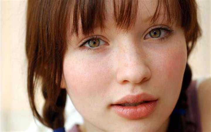 Emily Browning photo 3