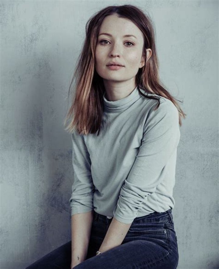 Emily Browning photo