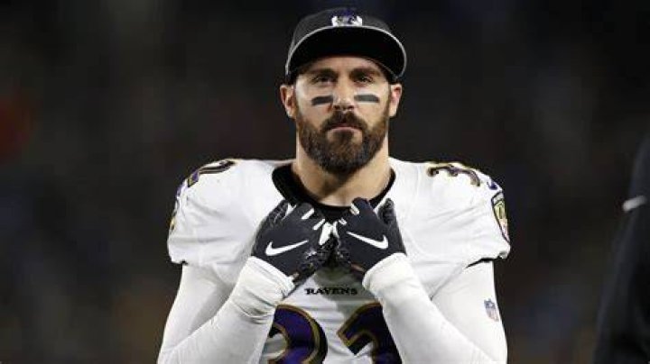 Eric Weddle wearing Nike's gloves