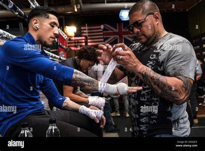 Fernando Vargas with his son (Source; Boxing Social)
