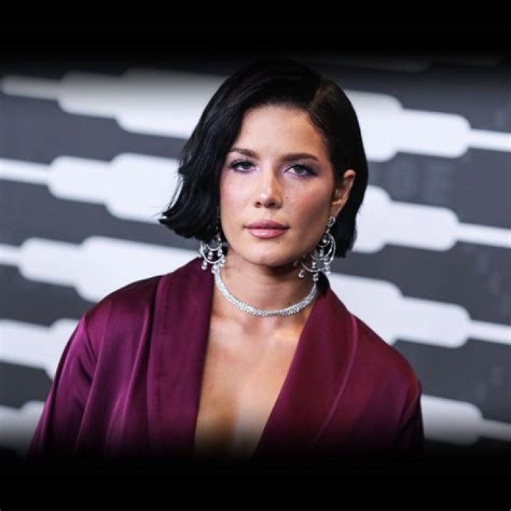 Halsey- net-worth-2021