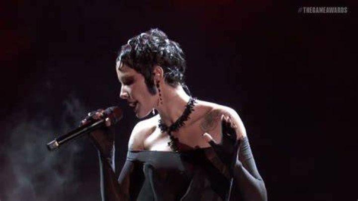 Halsey- Performing-Show