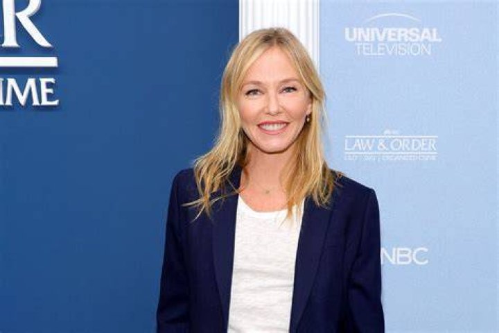 How tall is Kelli Giddish?