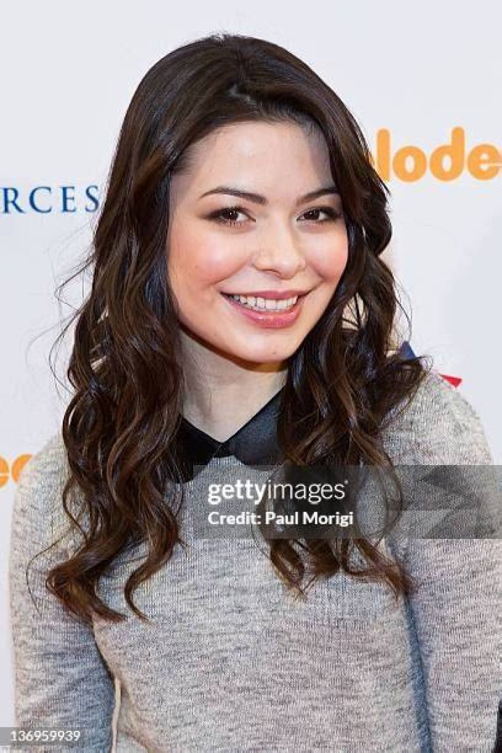Miranda Cosgrove discuss her 1st kiss on ‘iCarly’! iCarly actress Miranda Cosgrove