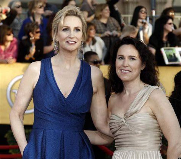 Is Jane Lynch lesbian?