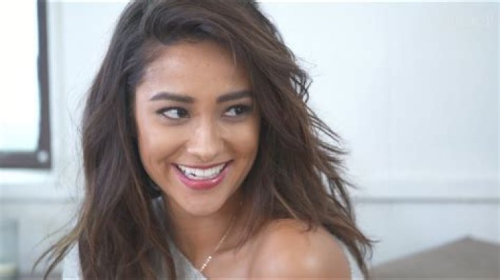 Is Shay Mitchell lesbian?