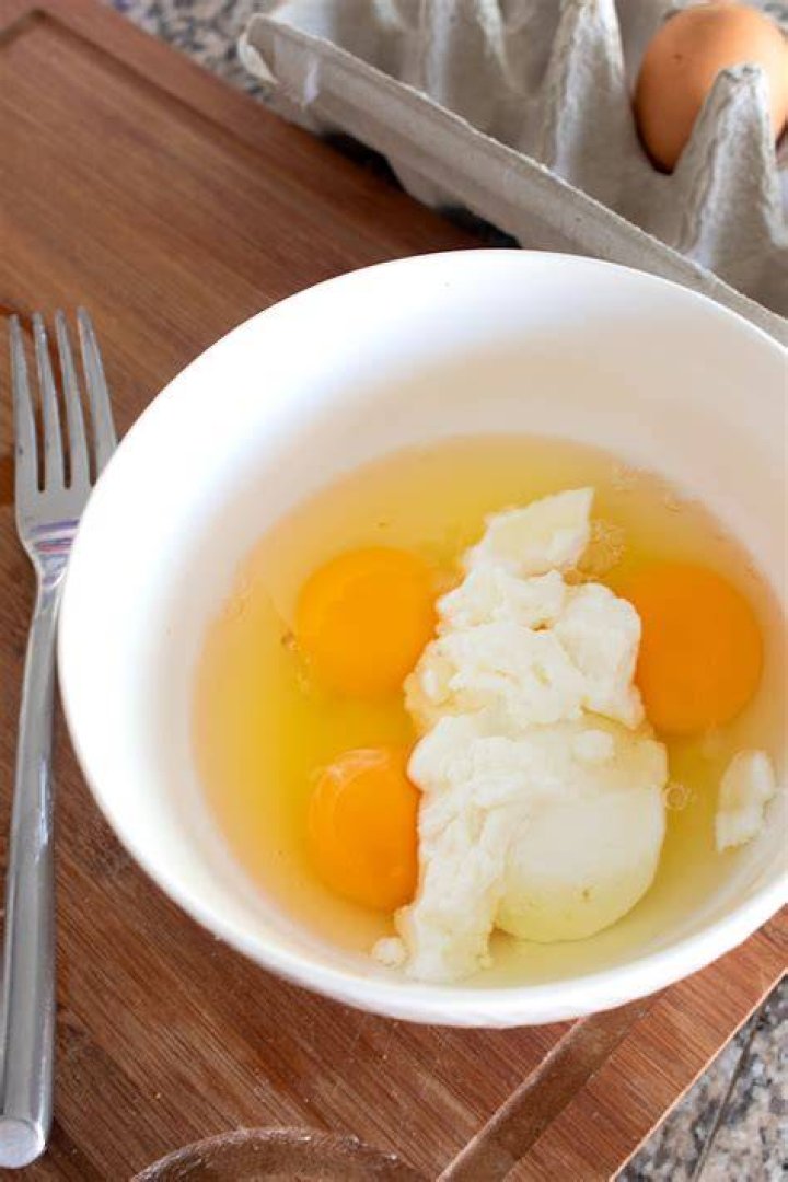 Is there eggs in yogurt?