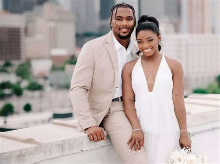 Jonathan Owens supports his girlfriend Simone Biles amid her withdraw from Olympics! Jonathan Owens and girlfriend Simone Biles