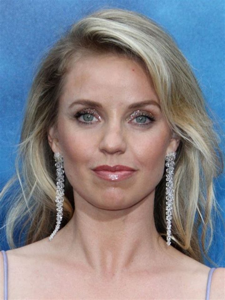 Kelli Garner successfully assembles a total net worth of $1 million.