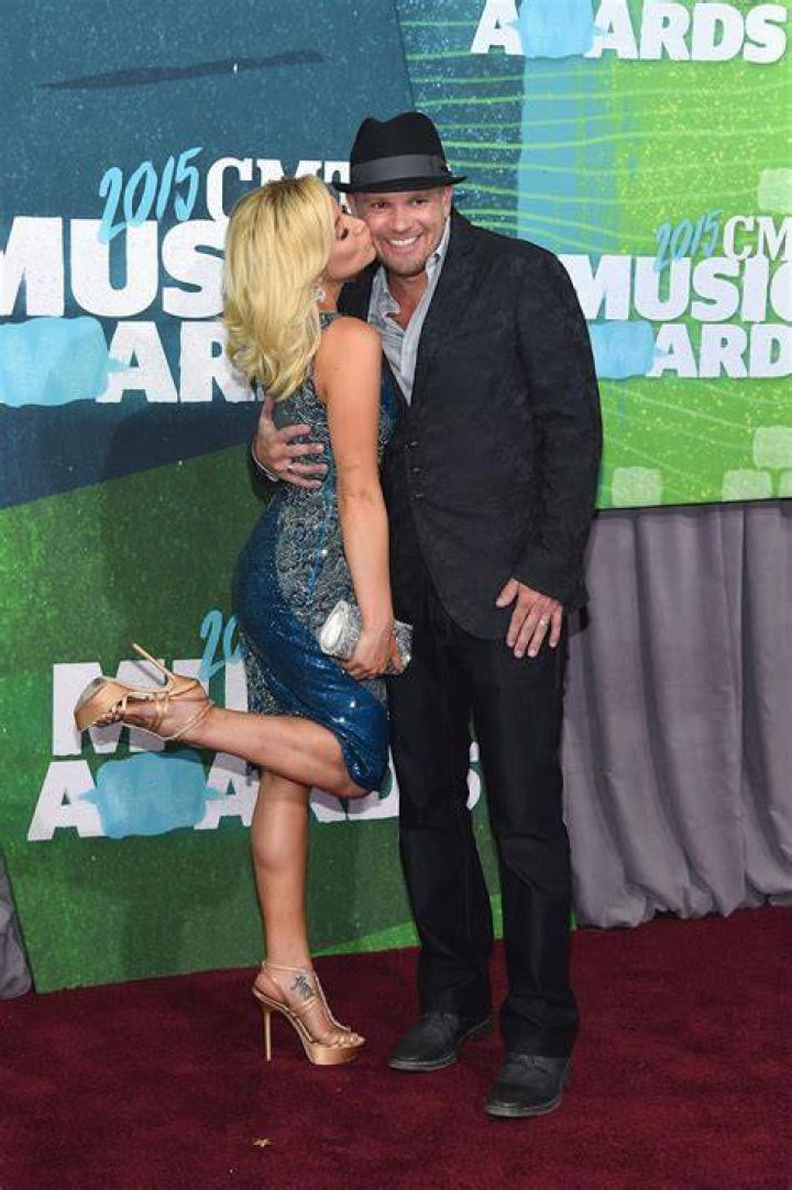 Kellie Pickler shared a picture dawning on her wedding dress.