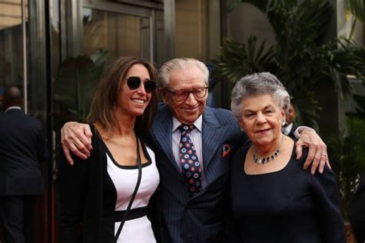 Larry With Family (Source: Zimbio)
