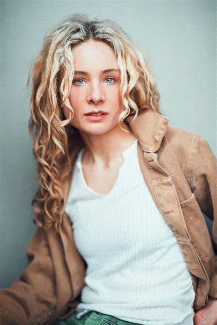 Lizzy DeClement Bio (Wiki) 