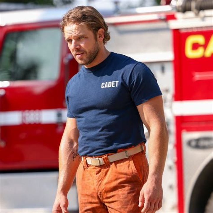 Max Thieriot photo 3