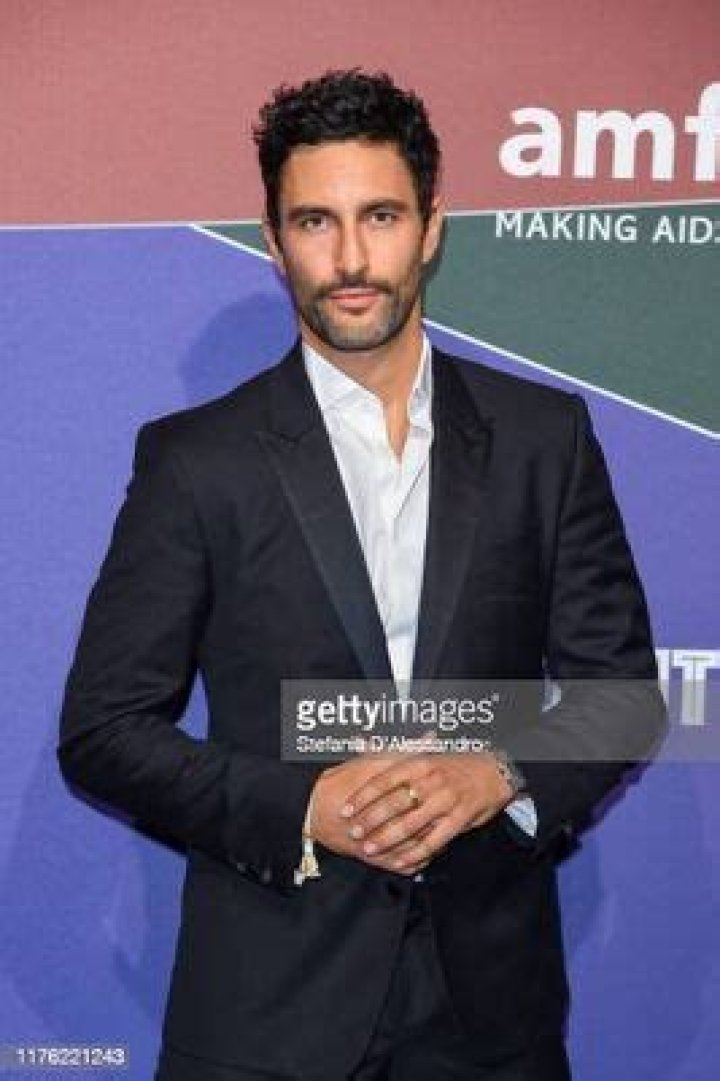 Noah Mills Bio (Wiki) 