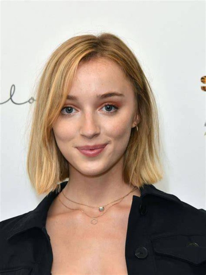 Phoebe Dynevor photo