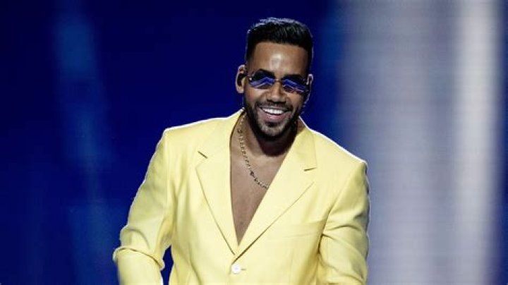 Romeo Santos is in a long-term relationship with Ingrid Vasquez.