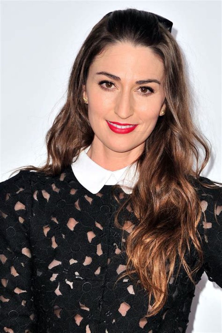 Sara Bareilles unveils new engagement ring a year after getting engaged Sara Bareilles' gold and diamond engagement ring