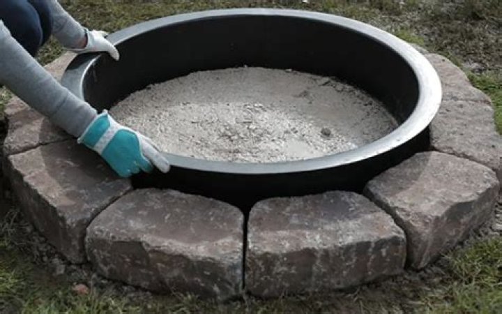 Should I put sand in my fire pit?