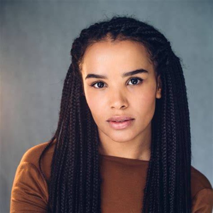 Zoe Robins Bio (Wiki) 